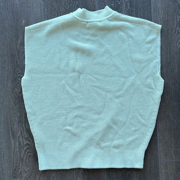 Uniqlo U mint green knit vest - Picture 3 of 3